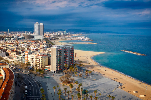 Der Strand reicht bis in die Stadt Barcelona hinein